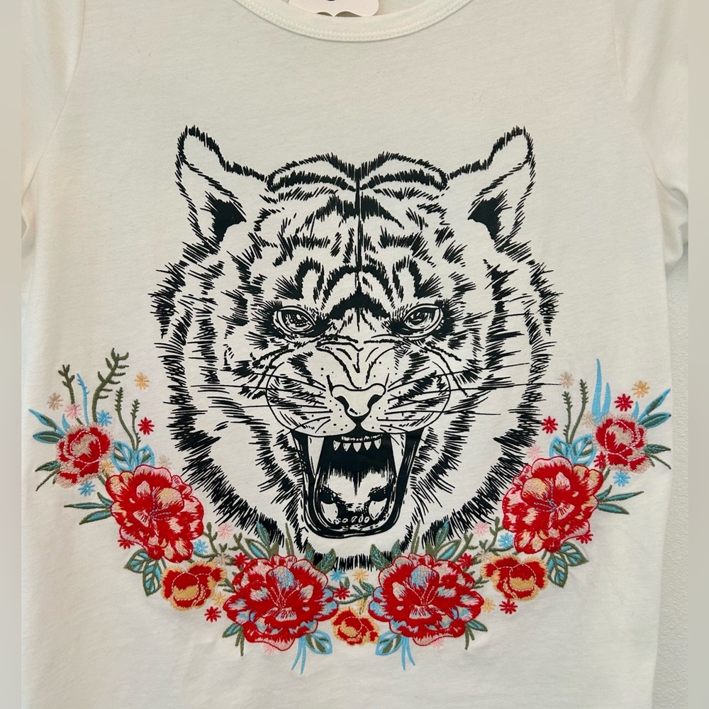 FLOWER EMBROIDERED TIGER TEE